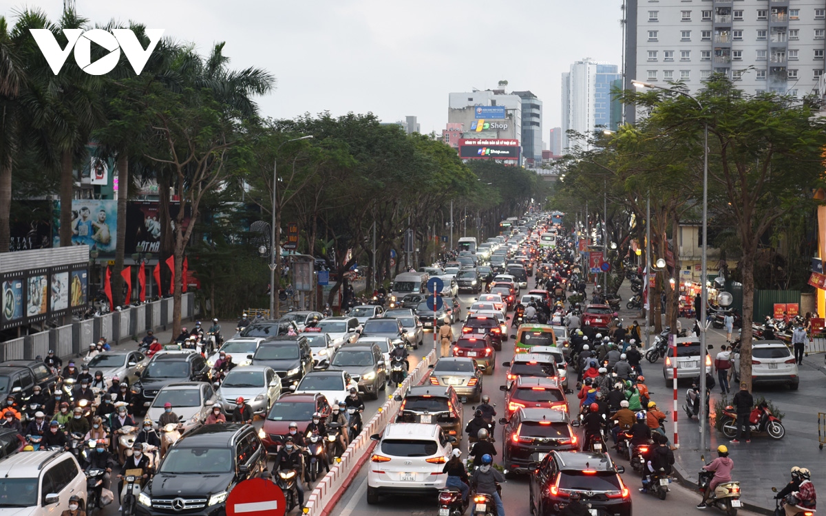 Giao thông nội đô Hà Nội cận Tết, mật độ xe cộ dày đặc nhưng không ùn tắc